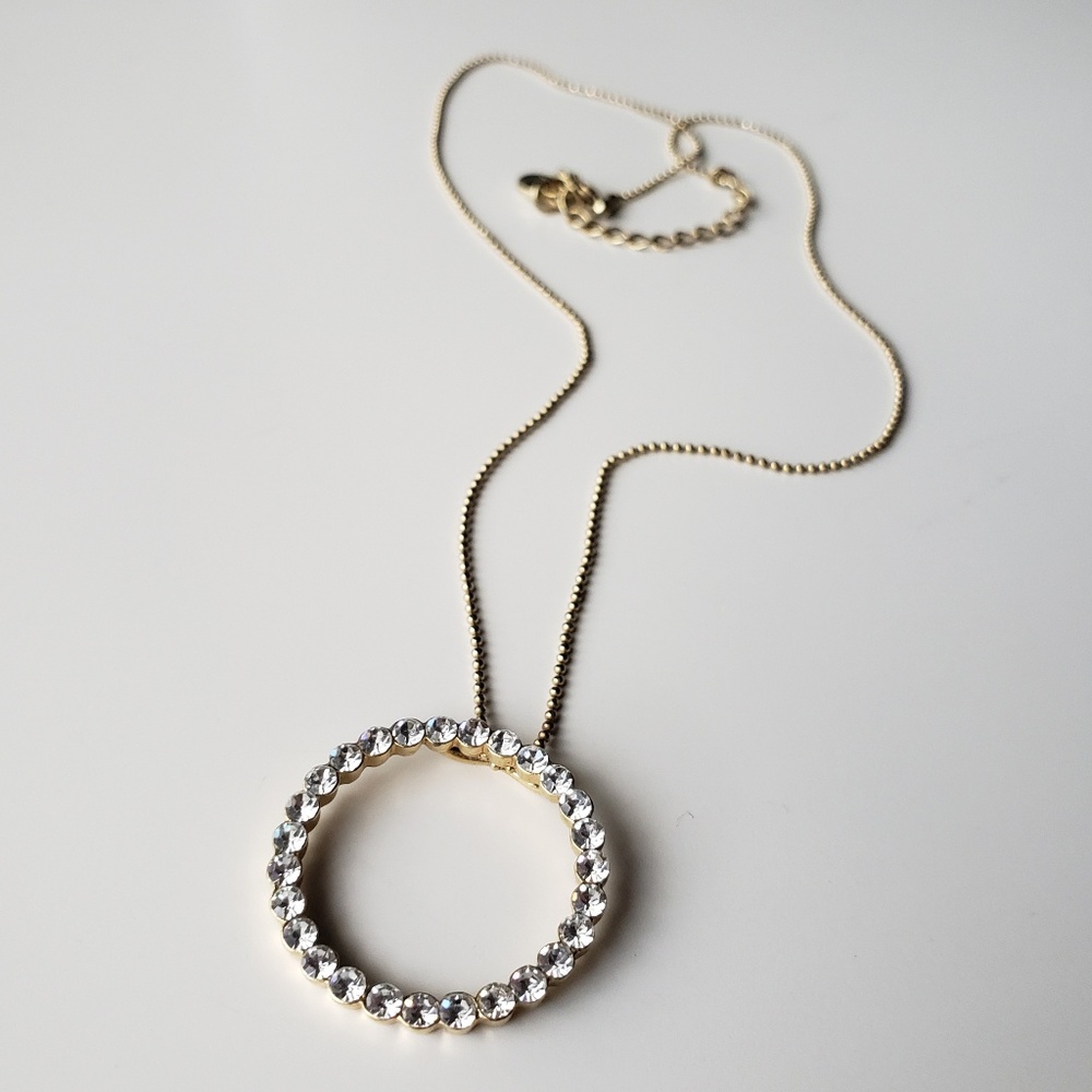 Gold tone circle necklace